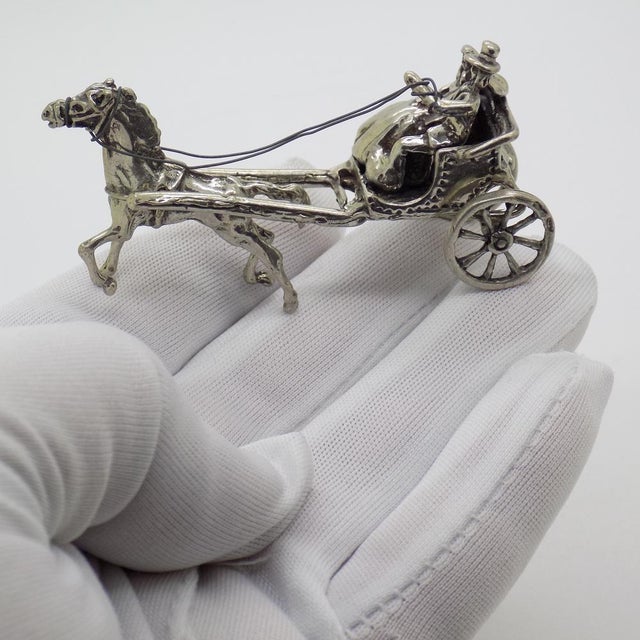 Vintage romantic sculpture depicting a “Just Married” carriage, handmade in Italy between the 1970s and 1980s in genuine...