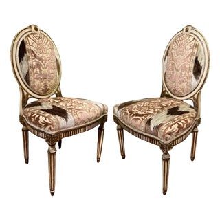 18th Century Italian Louis XVI Ivory Lacquer, Gilt and Ikat Damask Chairs, Set of 2 For Sale