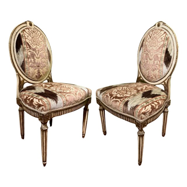 18th Century Italian Louis XVI Ivory Lacquer, Gilt and Ikat Damask Chairs, Set of 2 For Sale