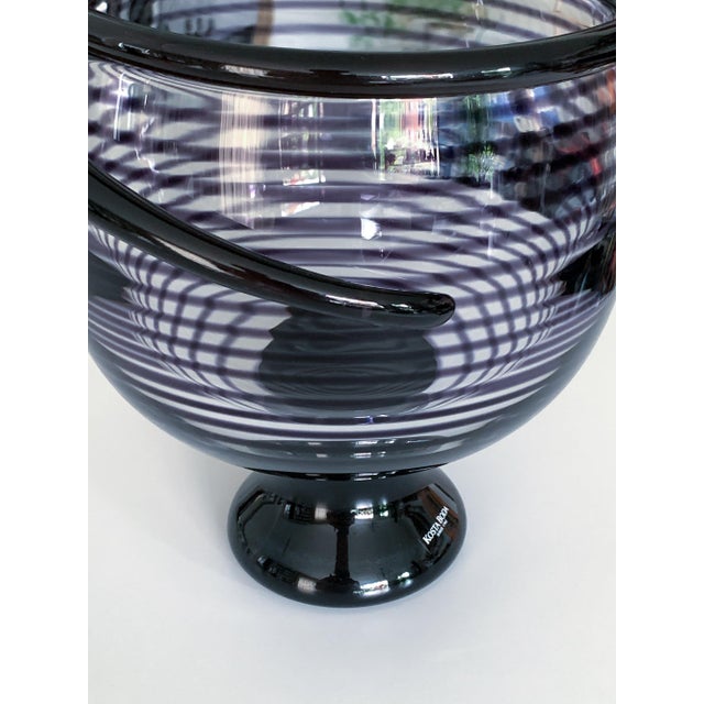 Vintage Cleopatra Purple Glass Carafe Vase and Footed Bowl by Ulrica Hydman-Vallien for Kosta Boda, 1989, Set of 2 For Sale - Image 6 of 8