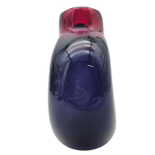 Maureen Williams Signed Australian Studio Art Glass Vase Magenta Amethyst 8" For Sale - Image 4 of 12