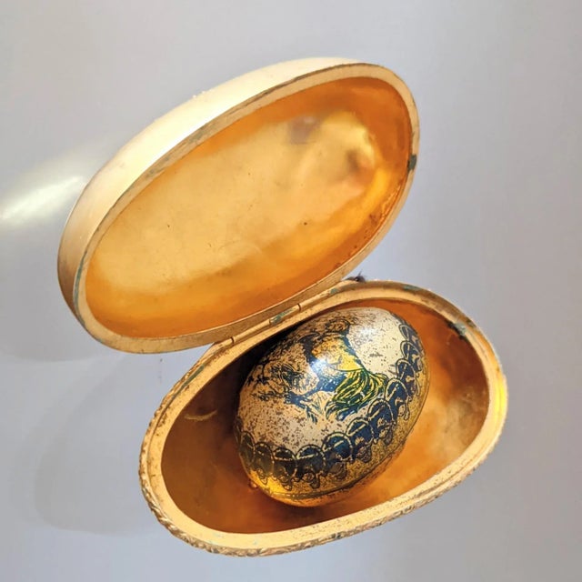 CORRECTION TO SHIPPING TIME, THIS IS SELLER SHIPPING, ARRIVAL TIME IS 4-10 DAYS FROM PURCHASE DATE. Very old Trinket Box...