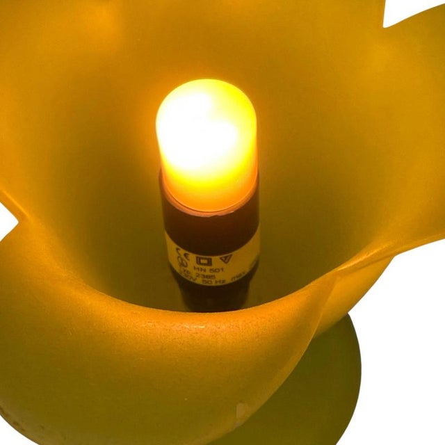 Tullip shaped table lamp made by Vandeheg in the Netherlands. This vintage piece has an e14 socket and wire with a...