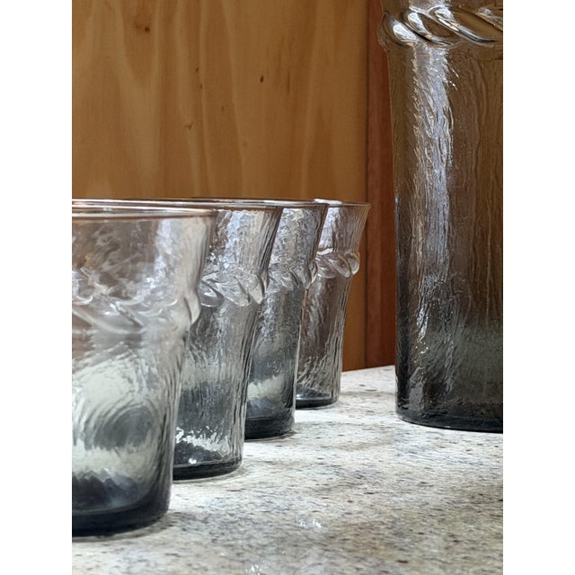 1960s Mid-Century Modern Smoky Grey Woodgrain Bark Glass Pitcher and Tumbler Set, 1970, Set of 5 For Sale - Image 5 of 16