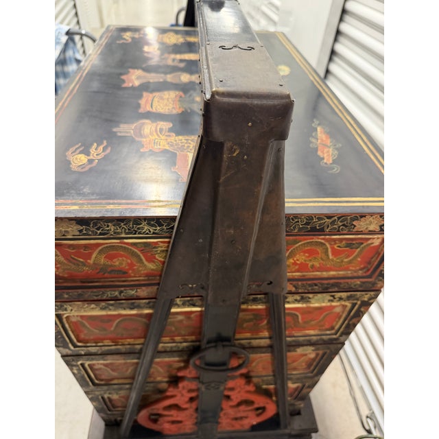 Early 19th Century Large Chinese Lacquer Wedding or Travel Box For Sale - Image 10 of 11