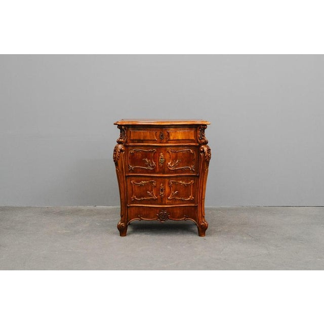 Item: Small chest of drawers Period & Style: Baroque Style - 18th to 20th century Features: - Elegant and practical piece...