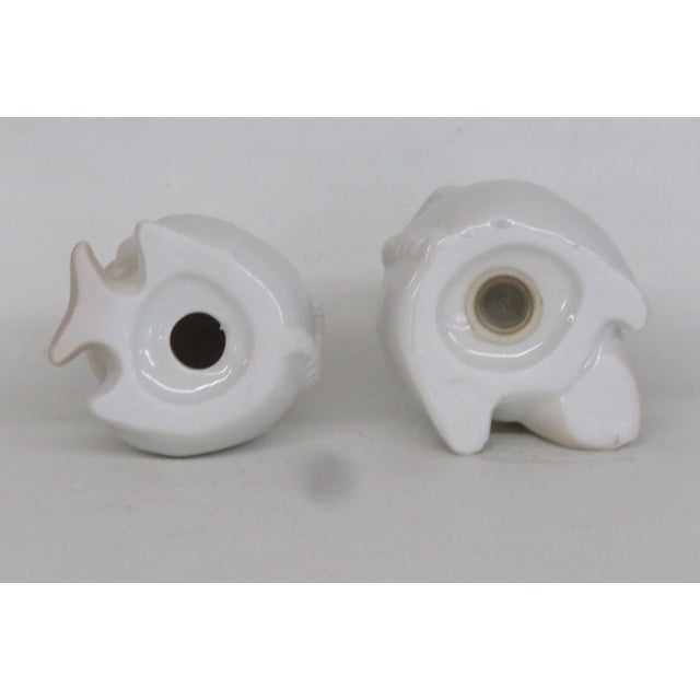 White Mid 20th Century Ceramic Salt and Pepper Shakers White Cats Holding Beige Fish - a Pair For Sale - Image 8 of 8