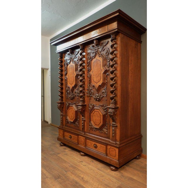 Baroque Hall Cabint in Walnut and Oak, 1750 For Sale - Image 13 of 18