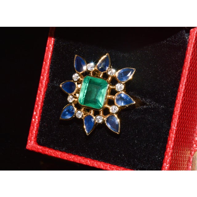 Late 20th Century Gia Certified 8.20Cts Emerald Sapphire & Diamond 18k Gold Cocktail Ring, Size 6.75 For Sale - Image 13 of 15