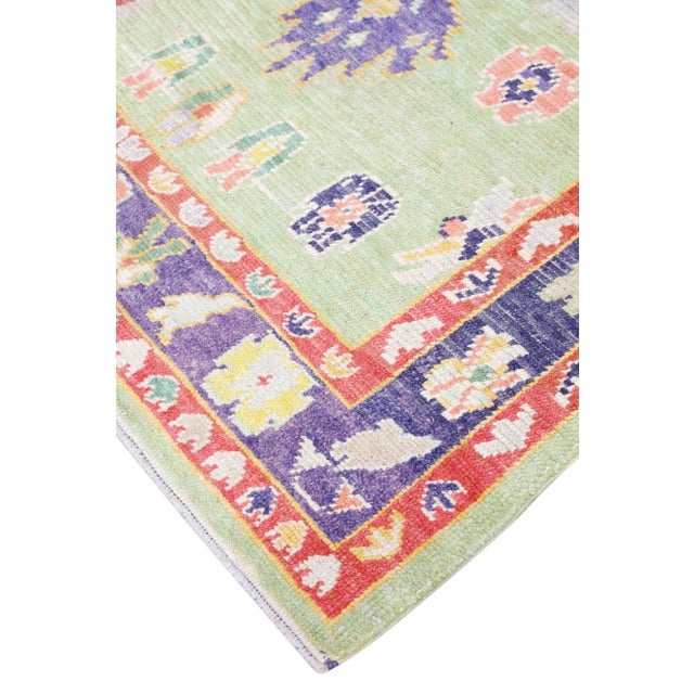 This modern Turkish Oushak rug is a stunning piece of art that has been handwoven using traditional techniques by skilled...