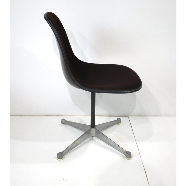 Herman Miller 6 Eames Aluminum Group Swiveling Dining Chairs for Herman Miller For Sale - Image 4 of 12
