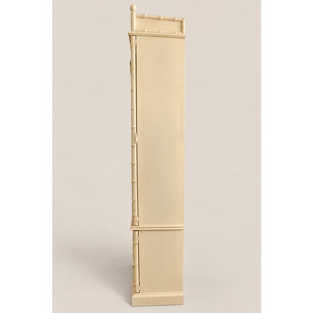 Vintage American of Martinsville Faux Bamboo China Display Cabinet With Light For Sale In Naples, FL - Image 6 of 8