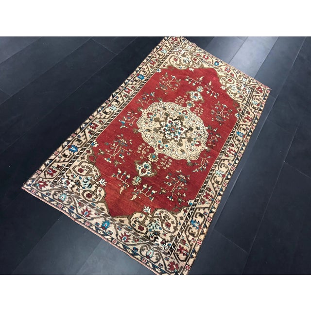 1960s Vintage Red and Beige Oriental Design Turkish Oushak Rug- 4′8″ × 7′2″ For Sale In Phoenix - Image 6 of 11