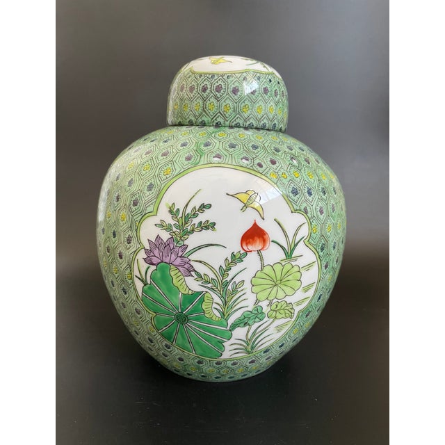 Chinoiserie Chinese Famille Verte Porcelain Ginger Jar With Lotus Pond Scenery For Sale - Image 3 of 15