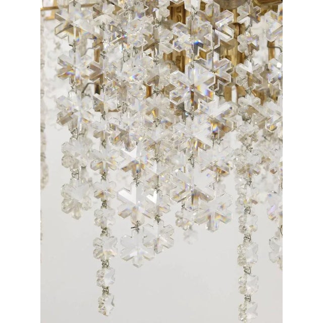 1970s Gold-Plated Snowflake Crystal, Glass and Brass Chandelier from Bakalowits & Söhne, 1970s For Sale - Image 5 of 11
