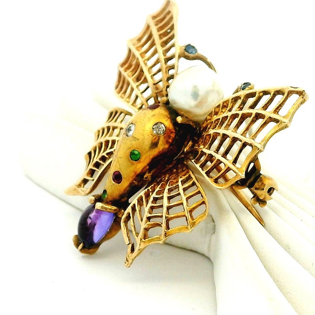 Hollywood Regency Vintage Italian 18k Gold Gemset Figural Bee Brooch With Pearl For Sale - Image 3 of 13