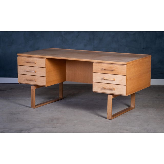 This elegant oak desk, designed by Henning Jensen and Torben Valeur, showcases beautiful detailing and solid...