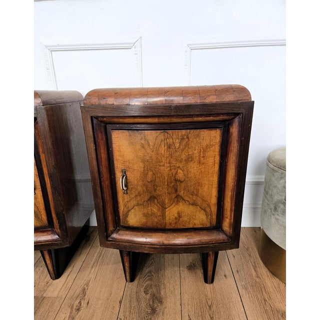 Italian Art Deco Style Bedside Tables in Burl Walnut, 1940s, Set of 2 For Sale - Image 9 of 12