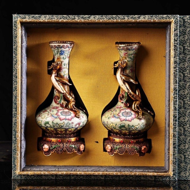 1970s Pair of Vintage Chinese Famille Rose Porcelain Vases, Applied Gilded Dragon Sculpture & Gemstone Inlaid Filigree Base, Chinoiserie Matching Vase Set For Sale - Image 5 of 9