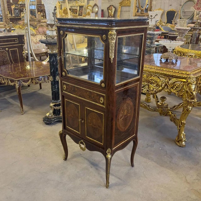 French Louis XV Style Smal Vitrine Cabinet With Gold Details For Sale - Image 3 of 3