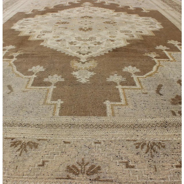 Mid 20th Century Vintage Turkish Oushak Rug in Taupe and Brown Background, Gray and Neutral Colors For Sale - Image 5 of 9