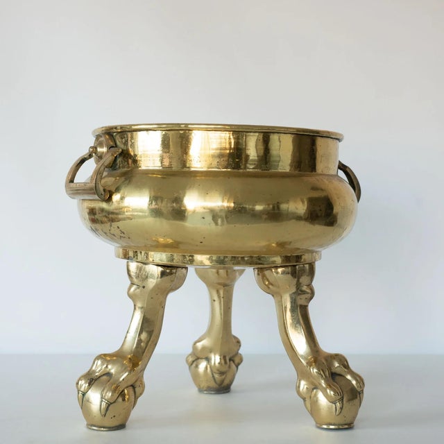Brass Log Bin with Claw Feet, 19th Century, in Good conditions. Designed 1890 to 1919