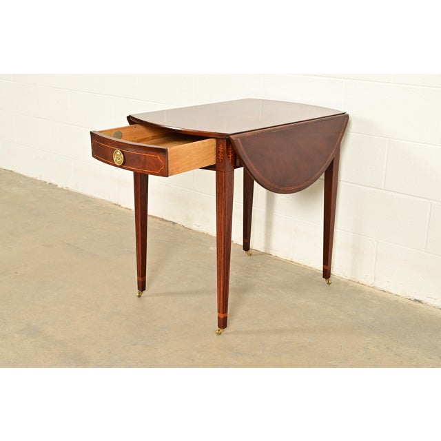 Baker Furniture Historic Charleston Georgian Inlaid Flame Mahogany Drop Leaf Pembroke Side Table For Sale In South Bend - Image 6 of 17