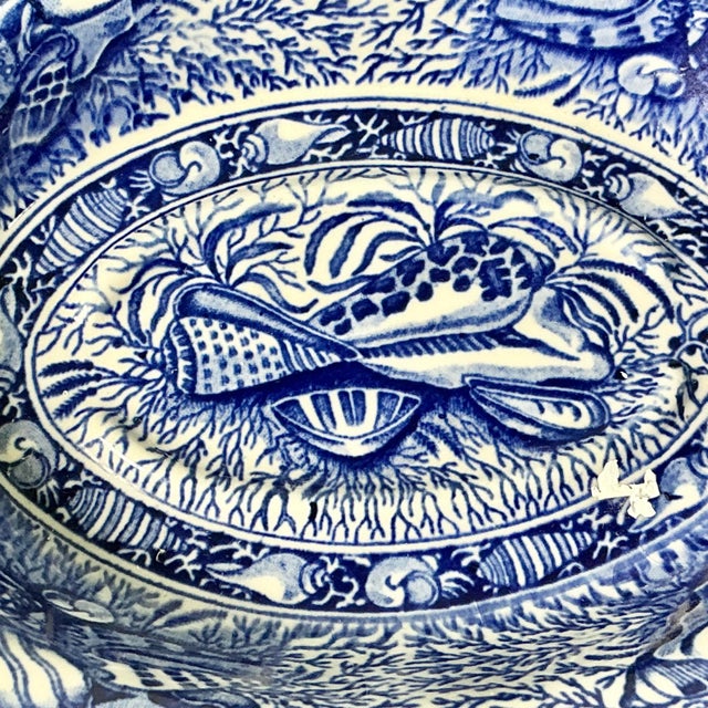 Mottahedeh 1990s Vintage English Coastal Boho Chic Mottahedeh Torquay Scalloped Rim Serving Bowl. For Sale - Image 4 of 9