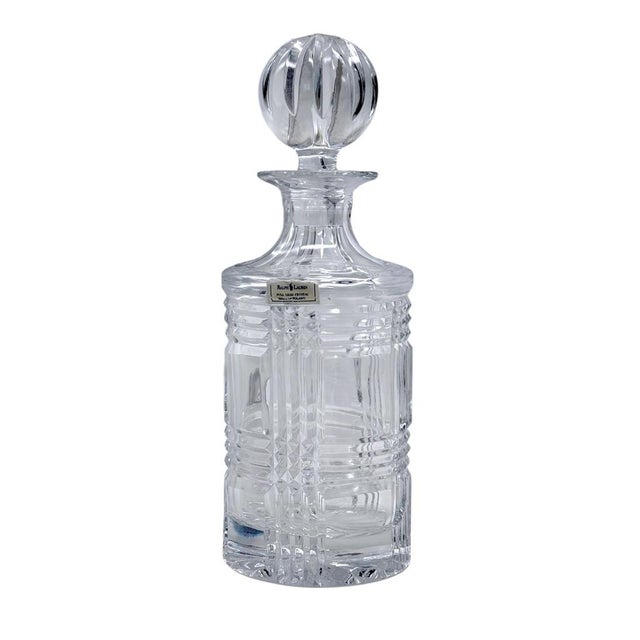 Elegant crystal decanter featuring a Glen Plaid design, ideal for storing and serving fine spirits with sophistication. •...