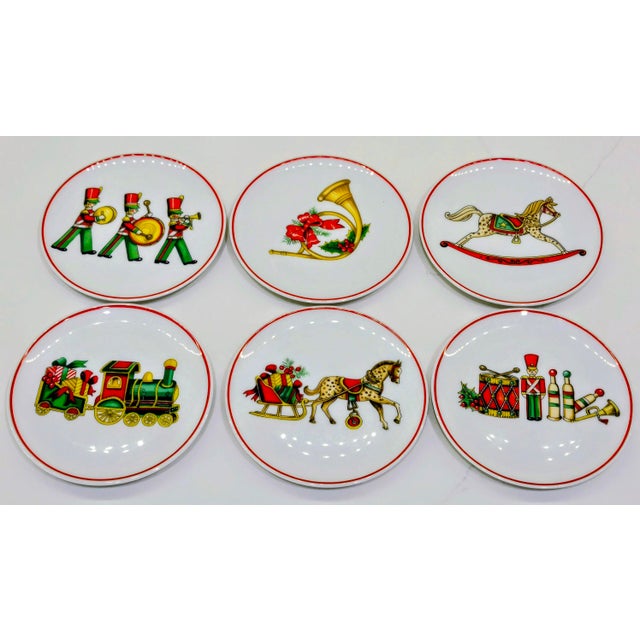 Add a charming dose of nostalgic holiday style to your entertaining collection with this vintage 1987 Vista Alegre...