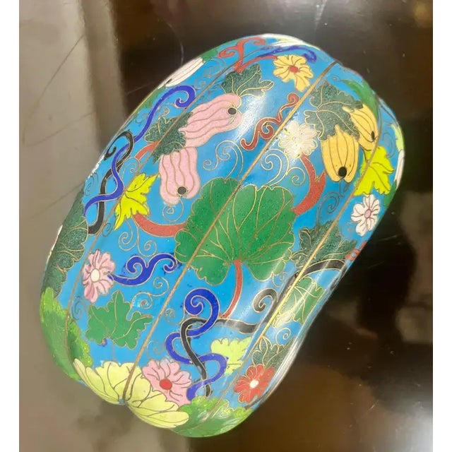 Chinoiserie Vintage Oriental Chinese Cloisonné Squash Multicolor Vine & Floral Motif Box For Sale - Image 3 of 13