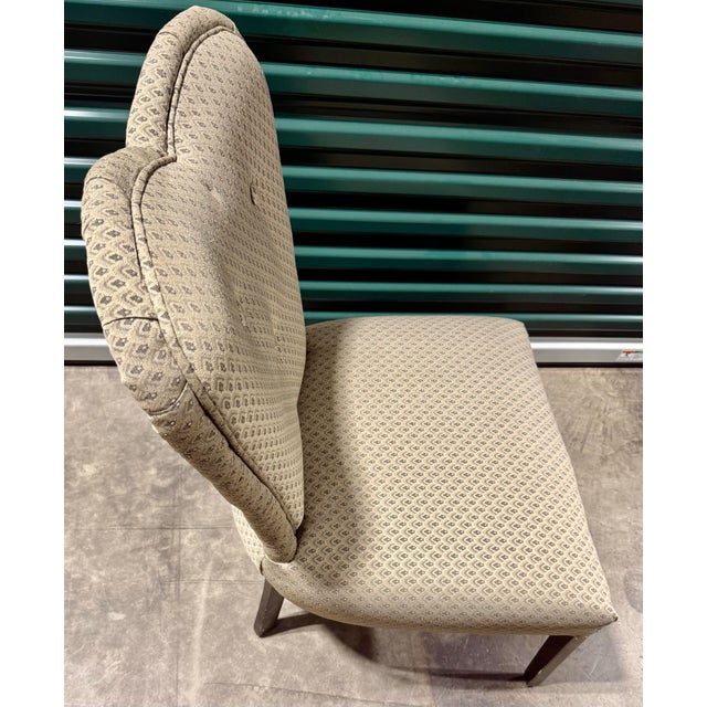 This elegant side chair features a distinctive heart-shaped backrest with tufted button detailing. Its classic silhouette...