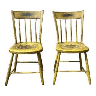 Early 19th Century Pair of Antique Windsor Thumpback Birdcage Side Chairs in Original Paint Surface For Sale