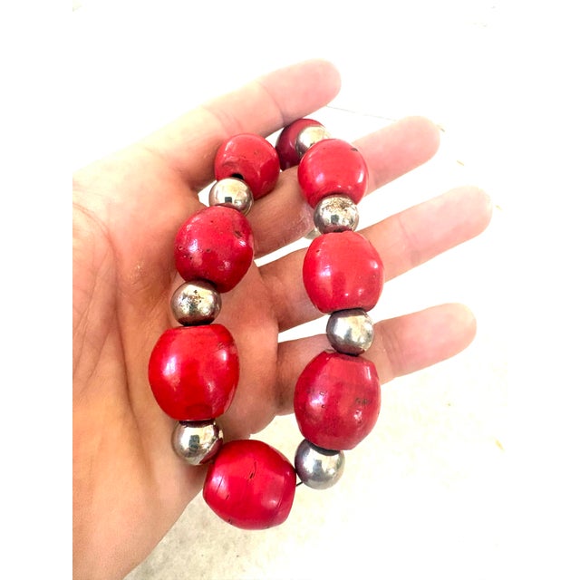 2020s Sherpa Coral and Silver Beaded Necklace For Sale - Image 5 of 5