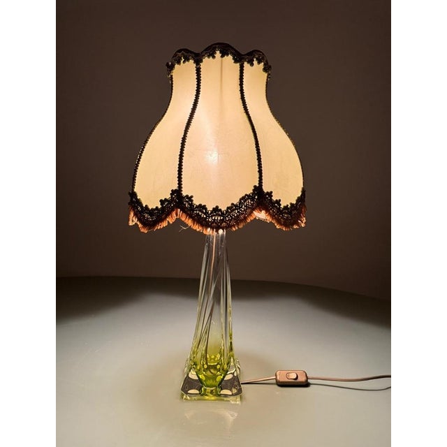 Mid-Century Green Crystal Table Lamp with Ornate Gold-Fringed Lampshade from Val Saint Lambert, Belgium, 1960s For Sale - Image 6 of 12