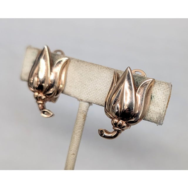 Mid-Century Modern Vintage 1950 Signed Crown Trifari Goldtone Tulip Clip Earrings -2 Pieces For Sale - Image 3 of 7