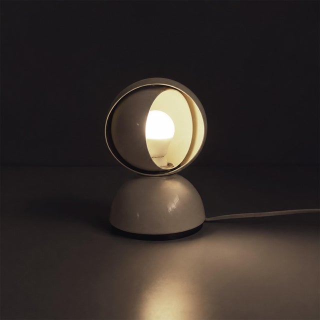 Italian modern white table lamp Eclisse by Vico Magistretti for Artemide, 1970s Table lamp model Eclisse with round base,...