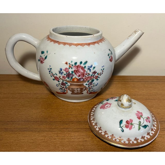Antique 18th Century Chinese Export Qianlong Porcelain Tea Pot Decorated With a Basket of Flowers For Sale In New York - Image 6 of 12