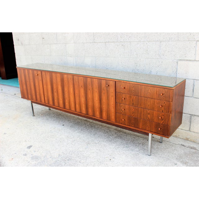 Mid Century Long Rosewood Credenza / Sideboard For Sale In Los Angeles - Image 6 of 7