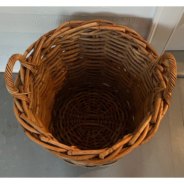 Large English Woven Wicker Log or Kindling Basket for the Fireplace Hearth For Sale In New York - Image 6 of 11