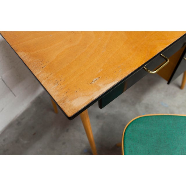 Discover this Baumann desk and chair set from the 1960s, an iconic piece of vintage design. The desk, with its Formica top...