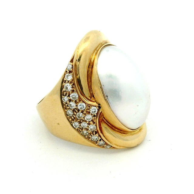 A glamorous vintage Italian cocktail ring crafted in 18K yellow gold, showcasing the bold elegance that defined luxury...