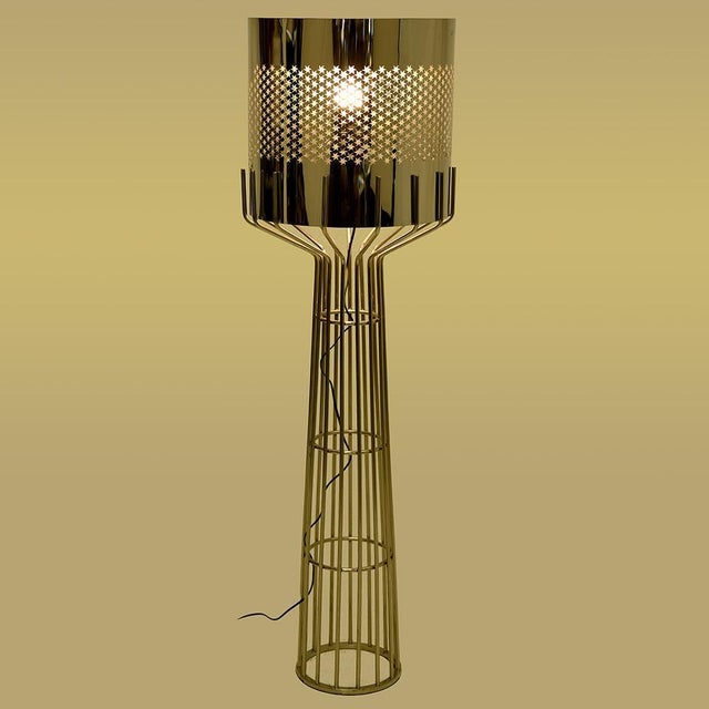 This vintage lamp, with a height of 156 cm and a diameter of 46 cm, is a lighting room which combines industrial design...