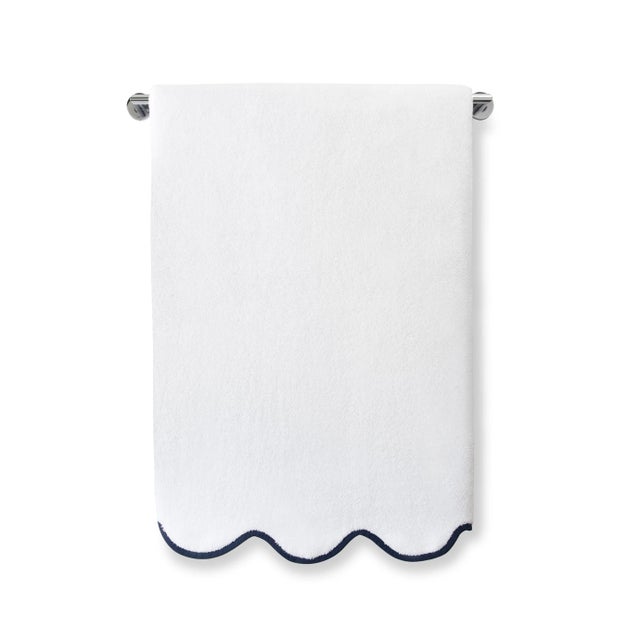Contemporary Kassatex x Chairish Scallop Washcloth, White/Navy For Sale - Image 3 of 6