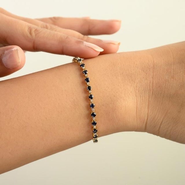 Classic 12.45 Ct Natural Blue Sapphire & Diamond Tennis Bracelet 14k Yellow Gold For Sale In New York - Image 6 of 14