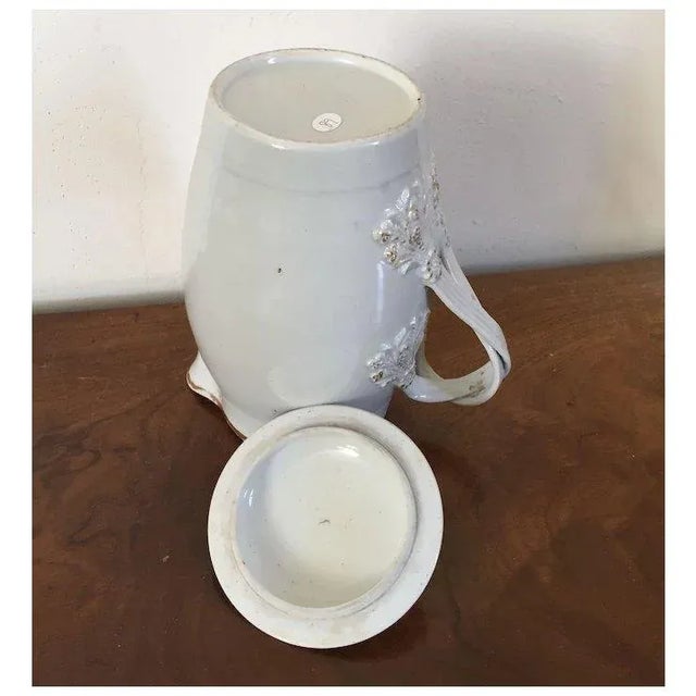 Early 19th Century Large Antique Early 19th Century Chinese Export Porcelain Cider Jug Pitcher in White and Gold With Strap Handle & Kylin Tiger Foo Dog Finial 1810 For Sale - Image 5 of 11