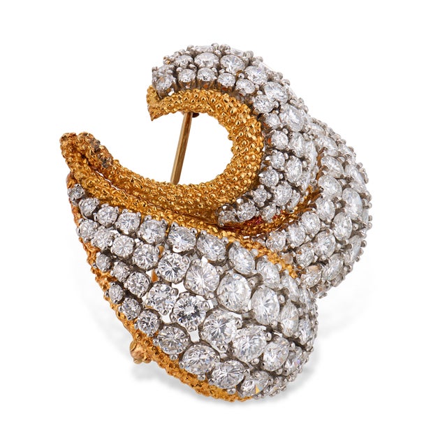 Contemporary 1960s Van Cleef & Arpels 12.00 Carat Diamond 18k Yellow Gold Brooch For Sale - Image 3 of 5