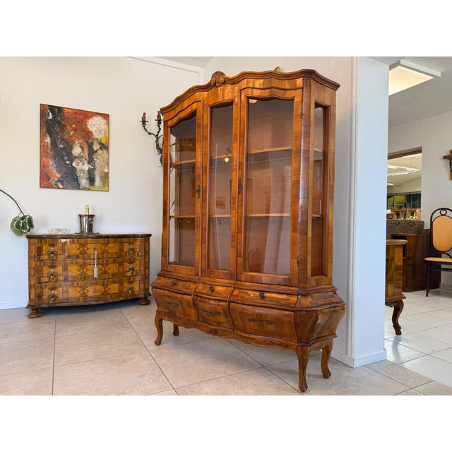 1980s Baroque Style Display Cabinet in Inlaid Walnut, 1980s For Sale - Image 5 of 14
