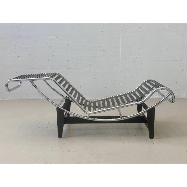 Black LC4 Chaise Longue with Ponyfell Le Corbusier, Pierre Jeanneret and Charlotte Perriand by Pierre Jeanneret for Cassina, 1960s For Sale - Image 8 of 18
