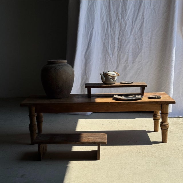 Small, low bench in antique Indonesian teak. Height: 14 cm; Length: 50 cm; Width: 20 cm. Solid antique teak, thick top...